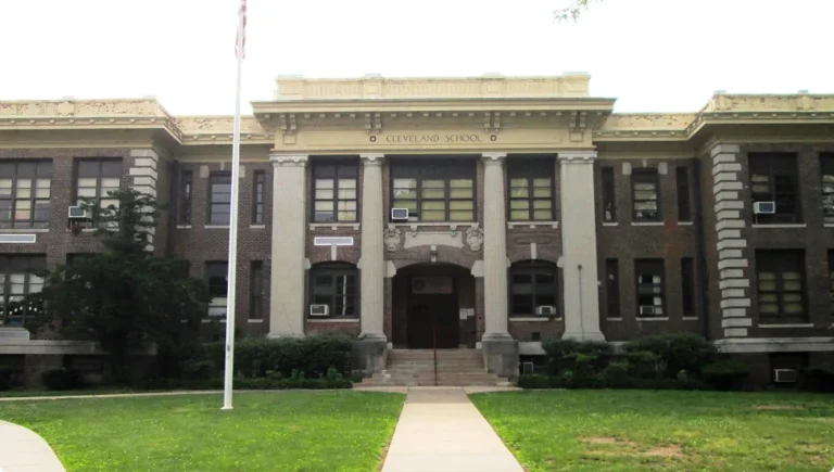 Schools & Childcare in Englewood, NJ (2025): Public, Private & Early Education Options for Families